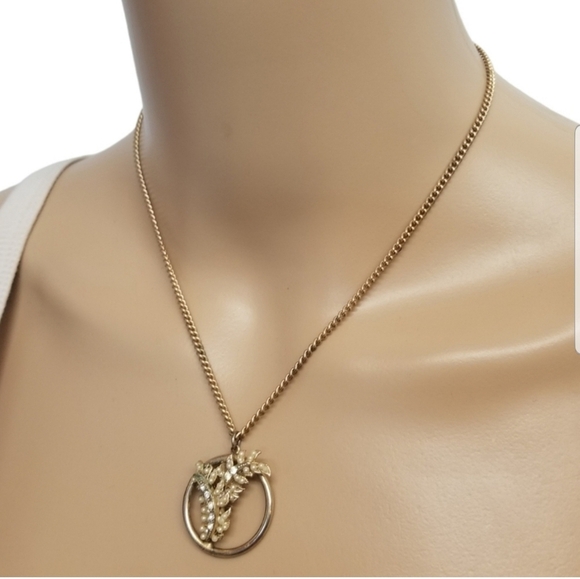 VINTAGE GOLDTONED FOLIAGE PENDANT NECKLACE DETAILED WITH FAUX PEARLS & CRYSTALS - Picture 3 of 6